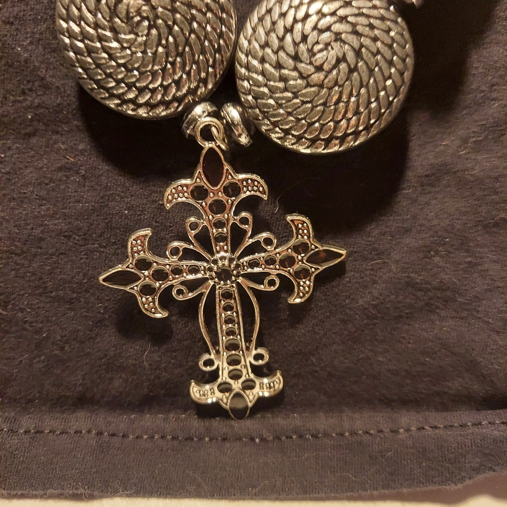 Elegant Silver and Black Beaded Necklace - Picture 3 of 4